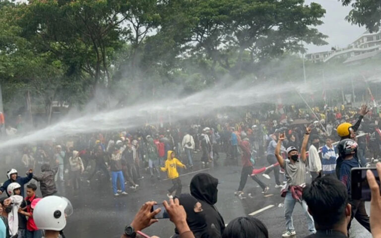 Demo Solidaritas Ojol di Depan Polda Jateng Ricuh