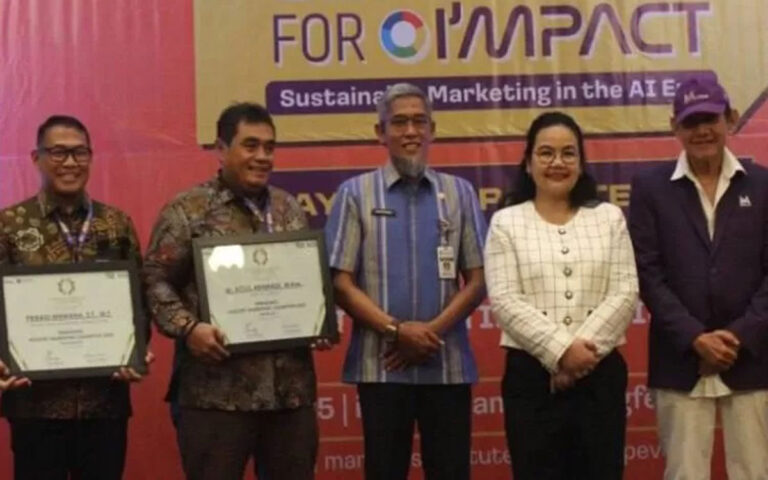 GM Telkom Witel Semarang Jateng Utara Raih Penghargaan Semarang Marketing Festival 2025