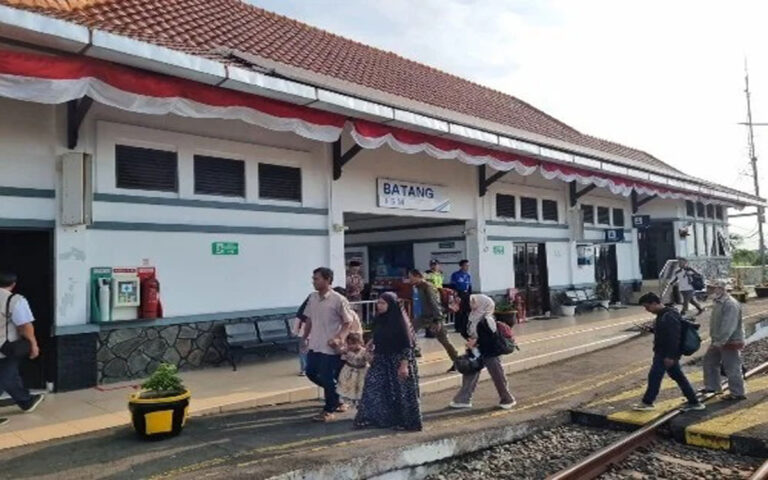 Stasiun Batang Layani 289 Penumpang KA Argo Muria