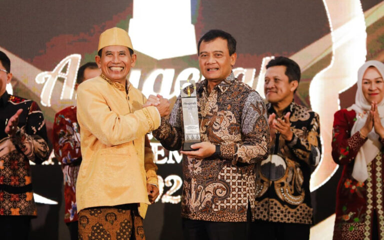 Gubernur Ahmad Jateng Raih Penghargaan Berdedikasi Membangun Negeri