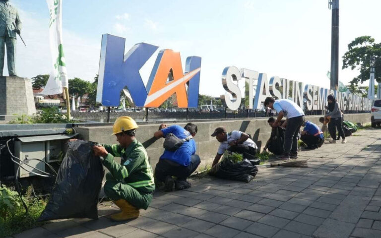 Rayakan HUT Ke-80, KAI Daop 4 Gelar Pembersihan Polder Semarang Tawang