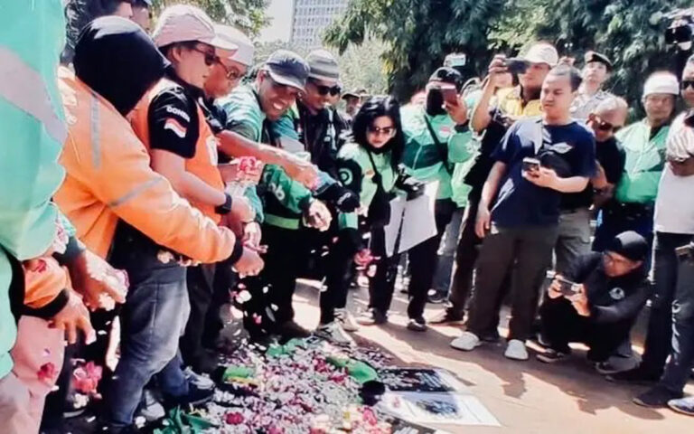 Ratusan Ojol Gelar Doa Bersama 7 Hari Wafatnya Affan Kurniawan