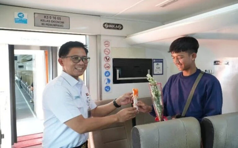 KAI Daop 4 Semarang Bagi-Bagi Bunga, Cokelat dan Bi