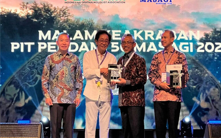 Sido Muncul Terima Penghargaan Perdami, Atas Kepedulian Bantu Tangani Katarak