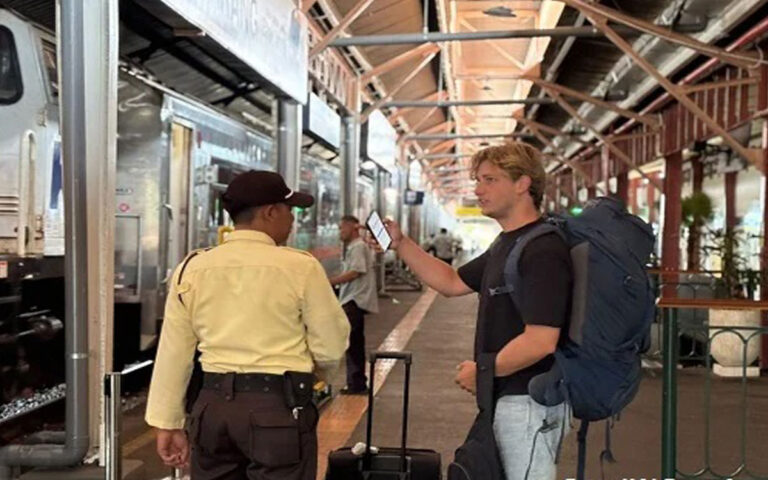 Antusiasme Wisatawan Asing Gunakan KA di Daop 4 Semarang Naik