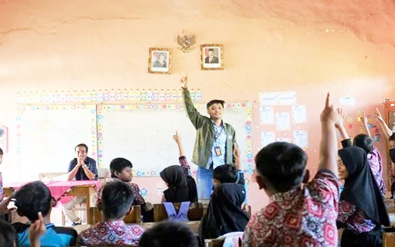 Semen Gresik Gelar SG Goes to School Untuk Anak-anak Desa Kadiwono