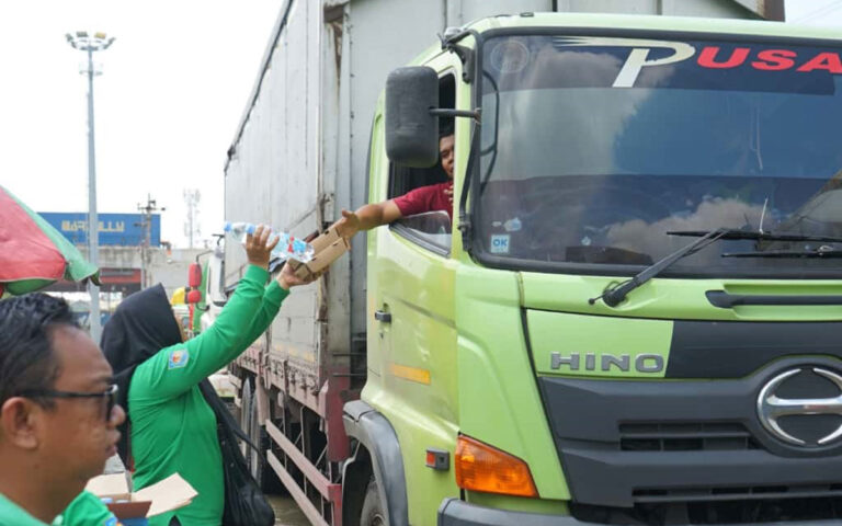 Pemprov Jateng Beri Bantuan Makanan Kepada Pengemudi Yang Terjebak Banjir