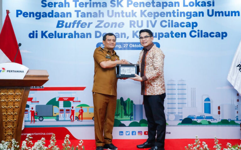 Luthfi Serahkan SK Penetapan Lokasi Buffer Zone Kilang Pertamina Cilacap