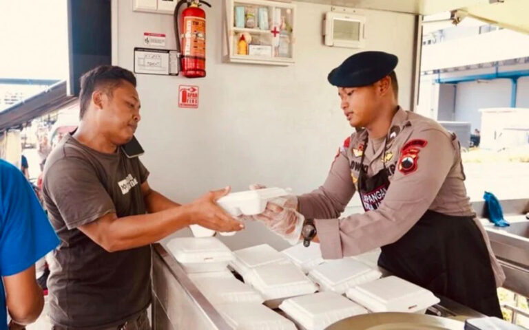 Brimob Polda Jateng Dirikan Posko Tanggap Darurat Di Wilayah Banjir Genuk