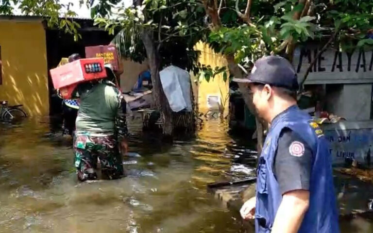 Warga Mengadu ke Gubernur, Bantuan Langsung Datang di Tengah Banjir