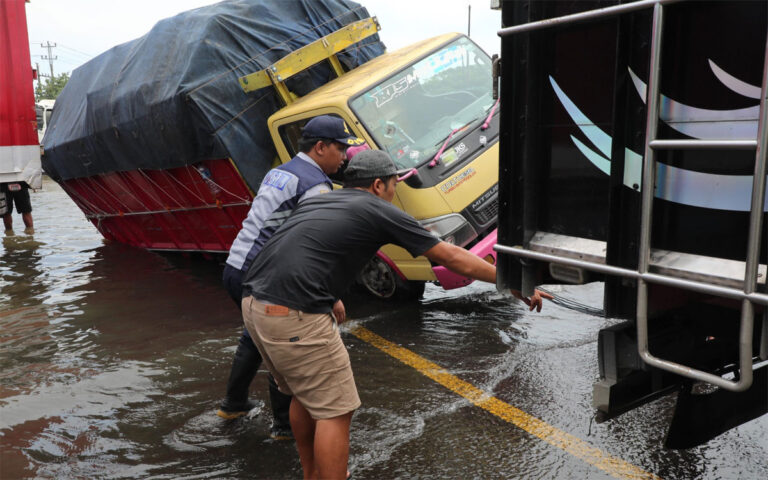 Petugas Dishub Jateng Kian Sibuk Atasi Dampak Banjir Kaligawe
