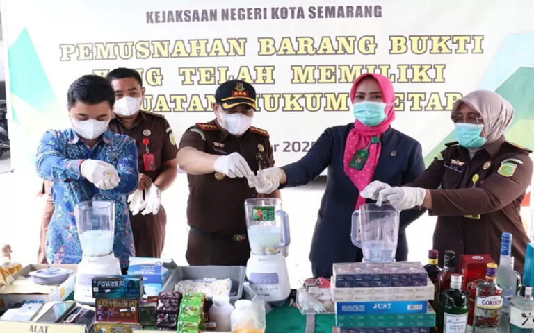 Kejari Semarang Musnahkan 19.000 Botol Miras dan Puluhan Ribu Pil Narkotika