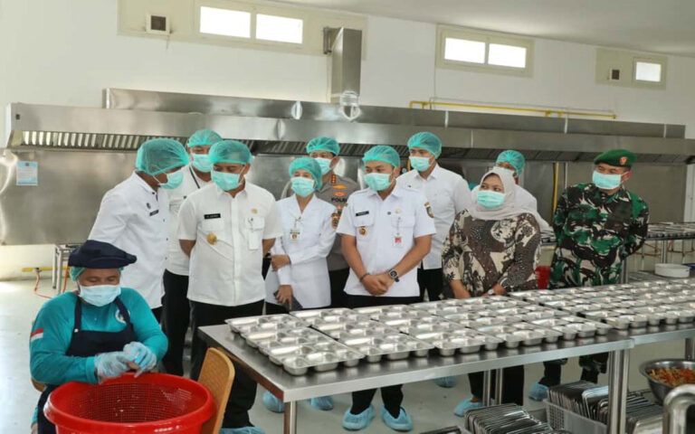 Cek SPPG Jebres, Luthfi Minta Percepat Penerbitan SLHS di Jateng
