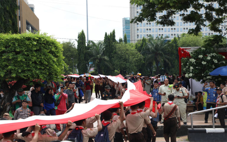 Peringati Hari Pahlawan, 10.000 Pelajar Bentangkan Merah Putih 1.945 Meter