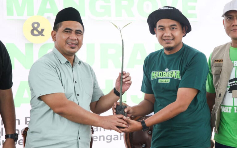 Tanam Mangrove di Jepara, Wagub Jateng Ingatkan Pentingnya Menjaga Ekosistem