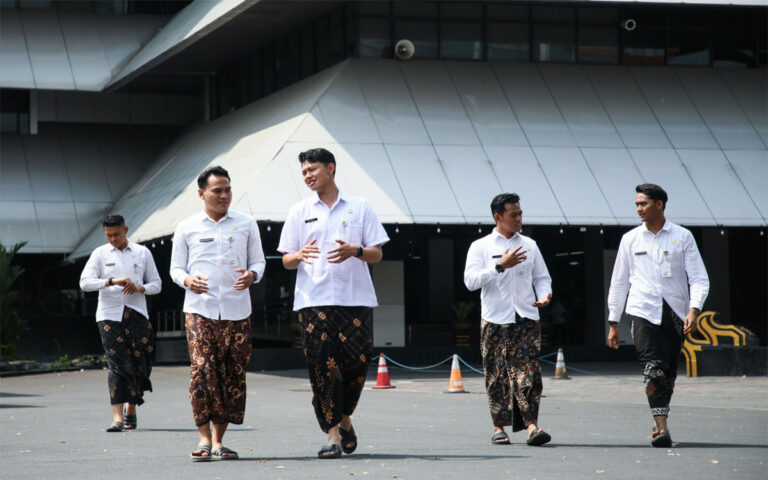 Dongkrak UMKM, Pemprov Jateng Terbitkan Kebijakan Memakai Sarung Batik Bagi ASN