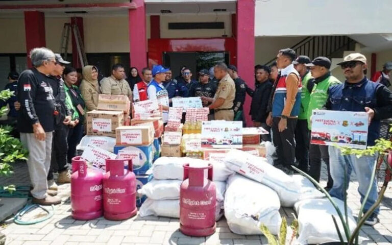Pertamina dan Komunitas Motor Salurkan Bantuan Untuk Warga Terdampak Banjir