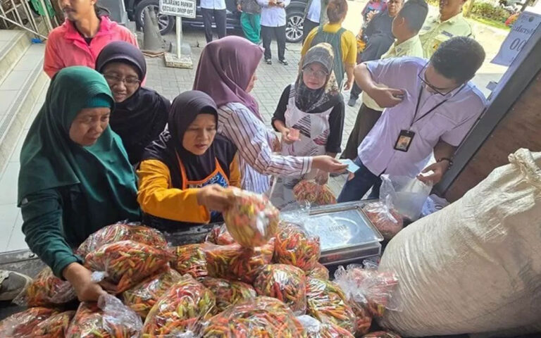 Upaya Pengendalian Inflasi, TPID Jawa Tengah Gelar Operasi Pasar Cabai