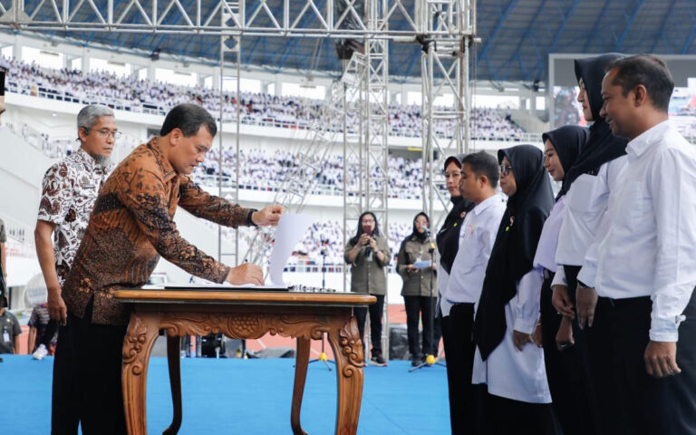 Gubernur Jateng Serahkan SK Kepada 13.000 Orang PPPK Paruh Waktu