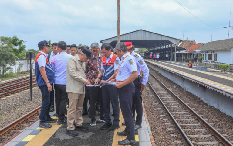 Menhub Tinjau Lokasi Rel Terdampak Banjir di Grobogan