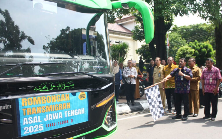 19 KK Transmigran Jateng Dilepas ke Indonesia Timur