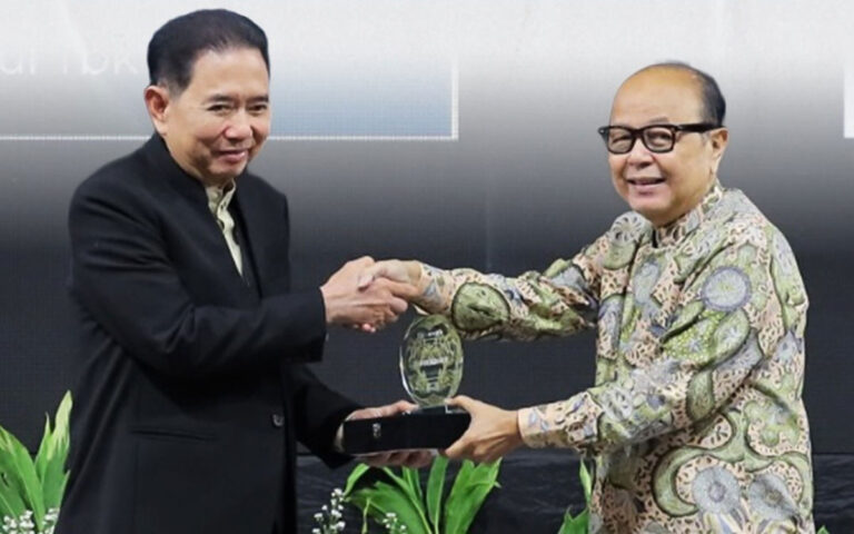 Dirut Sido Muncul Raih Penghargaan The Guardian of Herbal Heritage