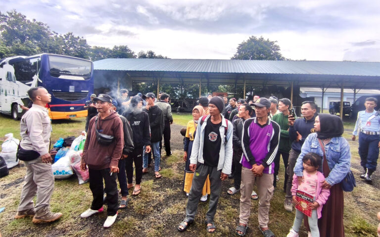 Pemprov Jateng Pulangkan 100 Warga Terdampak Banjir Sumatera