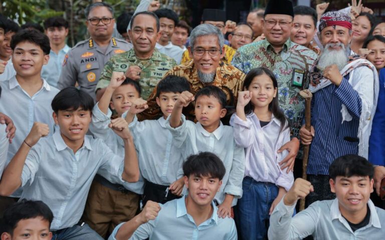 Momentum Natal 2025, Sekda Jateng Berbagi Kasih Dengan Puluhan Bocah Panti