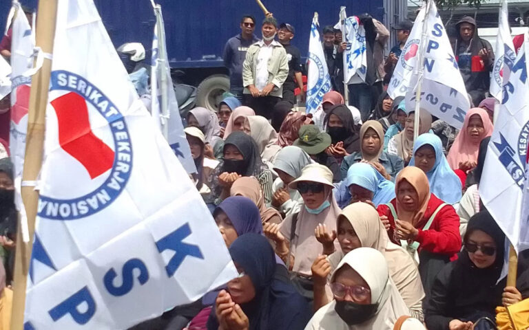 Ratusan Eks Buruh Sritex Gelar Aksi Unjuk Rasa Tolak Pergantian Kurator