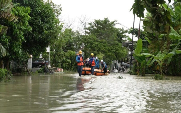 Dilanda Banjir, PLN Gerak Cepat Amankan Listrik di Pekalongan