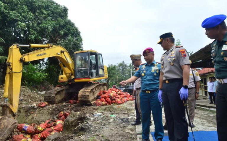 Lanal Semarang Musnahan Bawang Ilegal