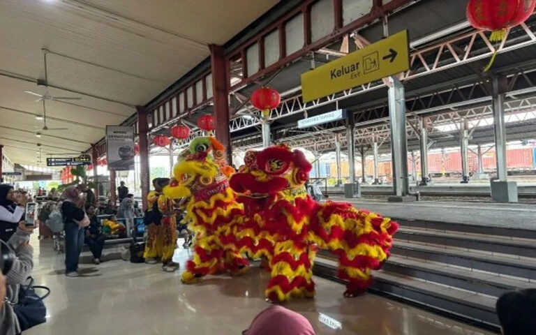 Sambut Imlek, Atraksi Barongsai Hibur Penumpang KA di Stasiun Semarang Tawang