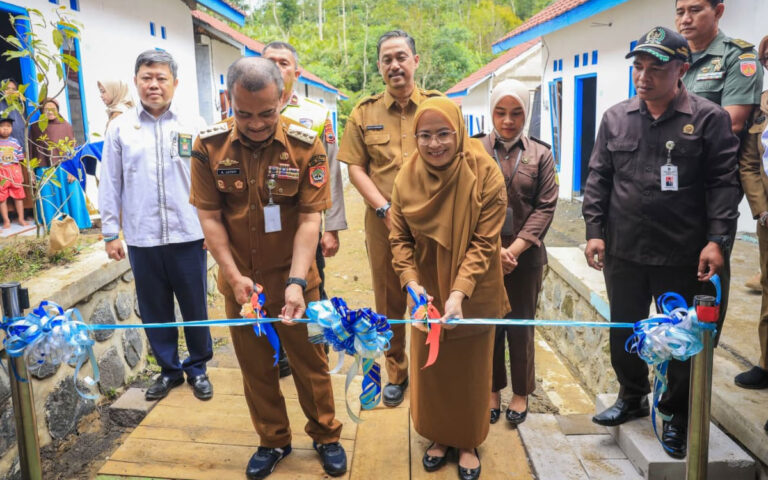 Luthfi Serahkan 36 Unit Rumah Untuk Warga Terdampak Tanah Gerak