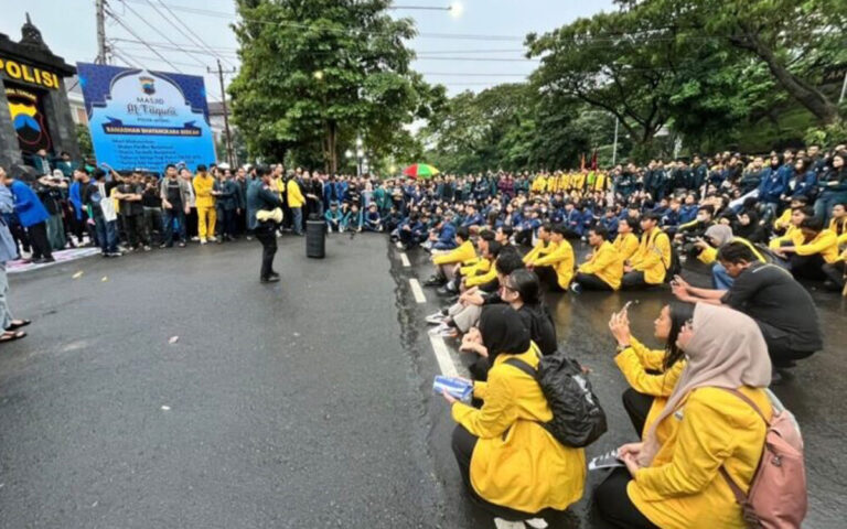Ratusan Mahasiswa Gelar Aksi Unjuk Rasa di Mapolda Jateng