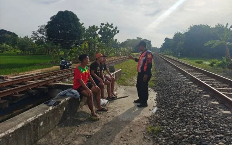 KAI Daop 4 Semarang Ingatkan Bahaya Ngabuburit di Rel Kereta Api