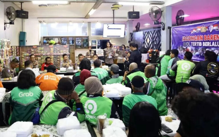 Dirlantas Polda Jateng Buka Puasa Bersama Puluhan Ojol di Angkringan