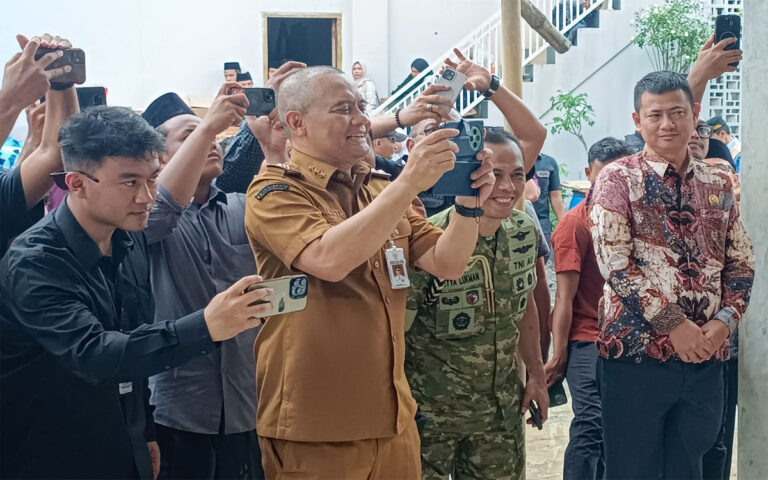 Luthfi Jadi Fotografer Dadakan Wapres Gibran dan Warga di Lokasi Pengungsian