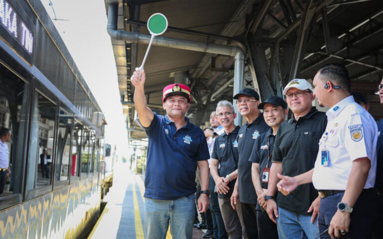 Luthfi Lepas Mudik Gratis Dengan Kereta Api