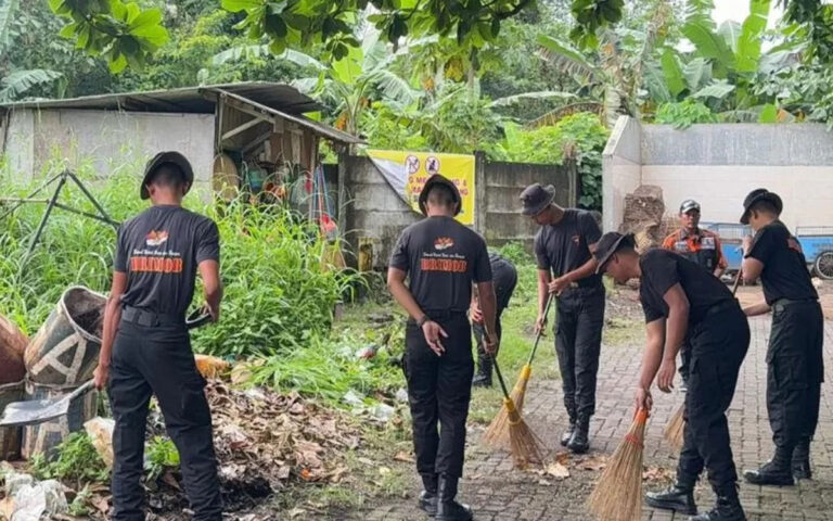 Ratusan Brimob Polda Jateng Gelar Kerja Bakti Bersihkan Lingkungan Waduk dan Pasar