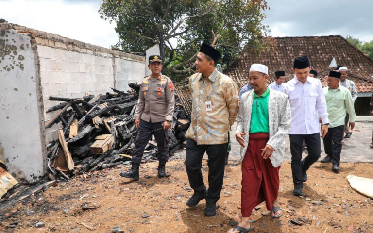 Taj Yasin Kunjungi Masjid Bersejarah Yang Ludes Terbakar di Boyolali