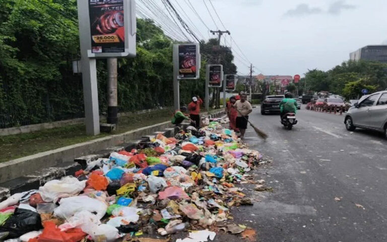 Pemkot Semarang Respon Cepat Bersihkan Sampah di Jalan Sultan Agung