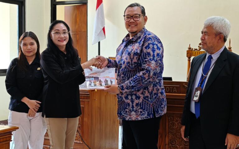 Wujudkan Keterbukaan, Bawaslu Kota Semarang Serahkan Laporan Layanan Informasi Publik 2025