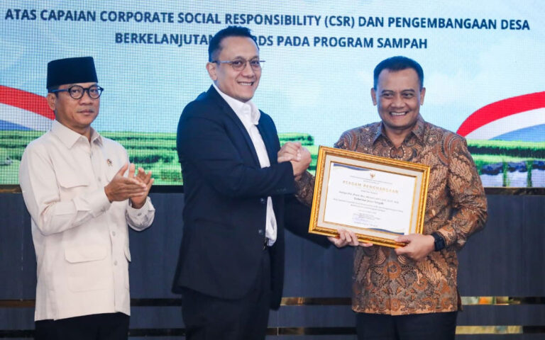 Luthfi Terima Penghargaan Program Pengelolaan Sampah dari Kemendes PDT