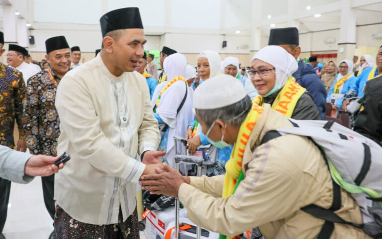 Taj Yasin Lepas Kloter Pertama Haji 2026 dari Embarkasi Solo