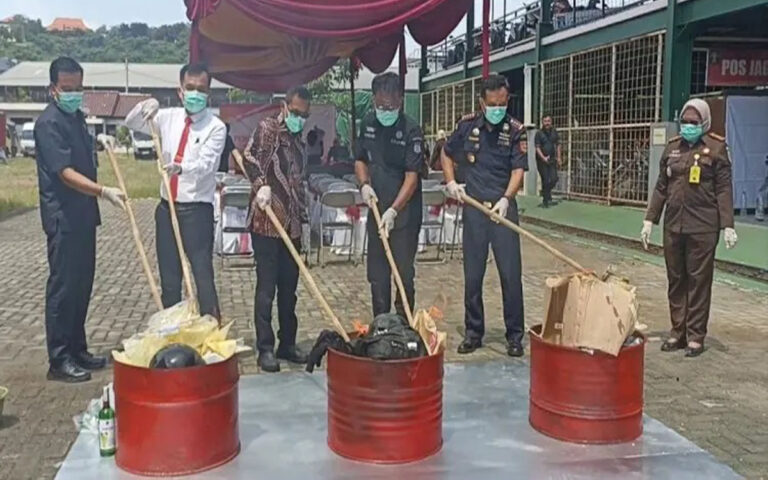 Kejari Kota Semarang Musnahkan Barang Bukti 100 Perkara