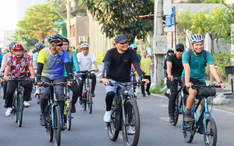 Hemat Energi, Gubernur Jateng Ahmad Luthfi Contohkan Berangkat ke Kantor Bersepeda