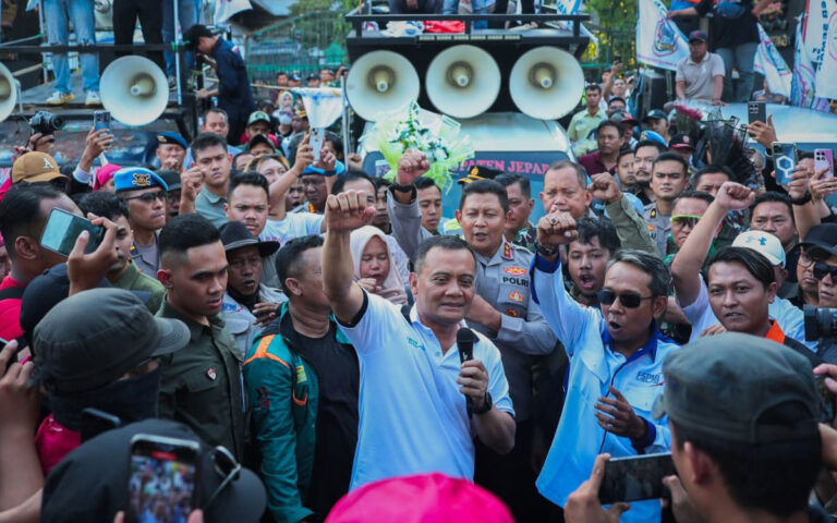 Gubernur Jateng Bersama Kapolda dan Pangdam Temui Massa Aksi May Day