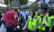 Bunga dan Dialog Humanis Polwan Polda Jateng Warnai Aksi May Day