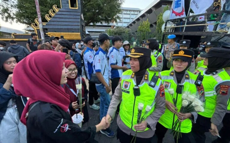Bunga dan Dialog Humanis Polwan Polda Jateng Warnai Aksi May Day