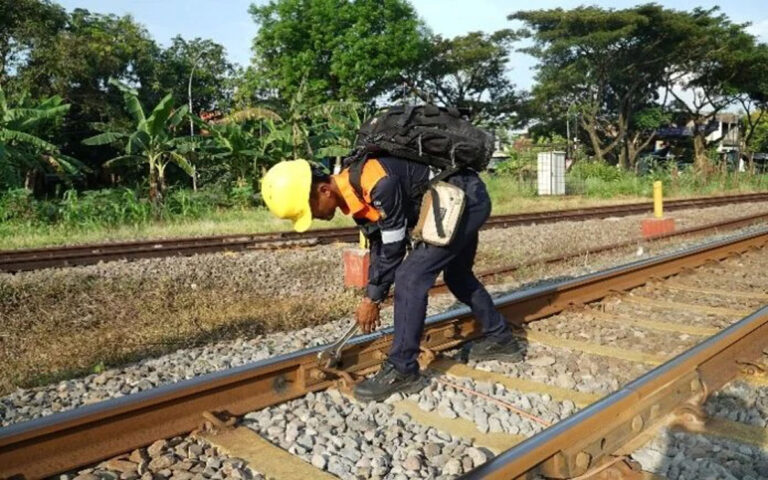 118 Petugas Pemeriksa Jalur KA Siaga Jaga Keselamatan Perjalanan